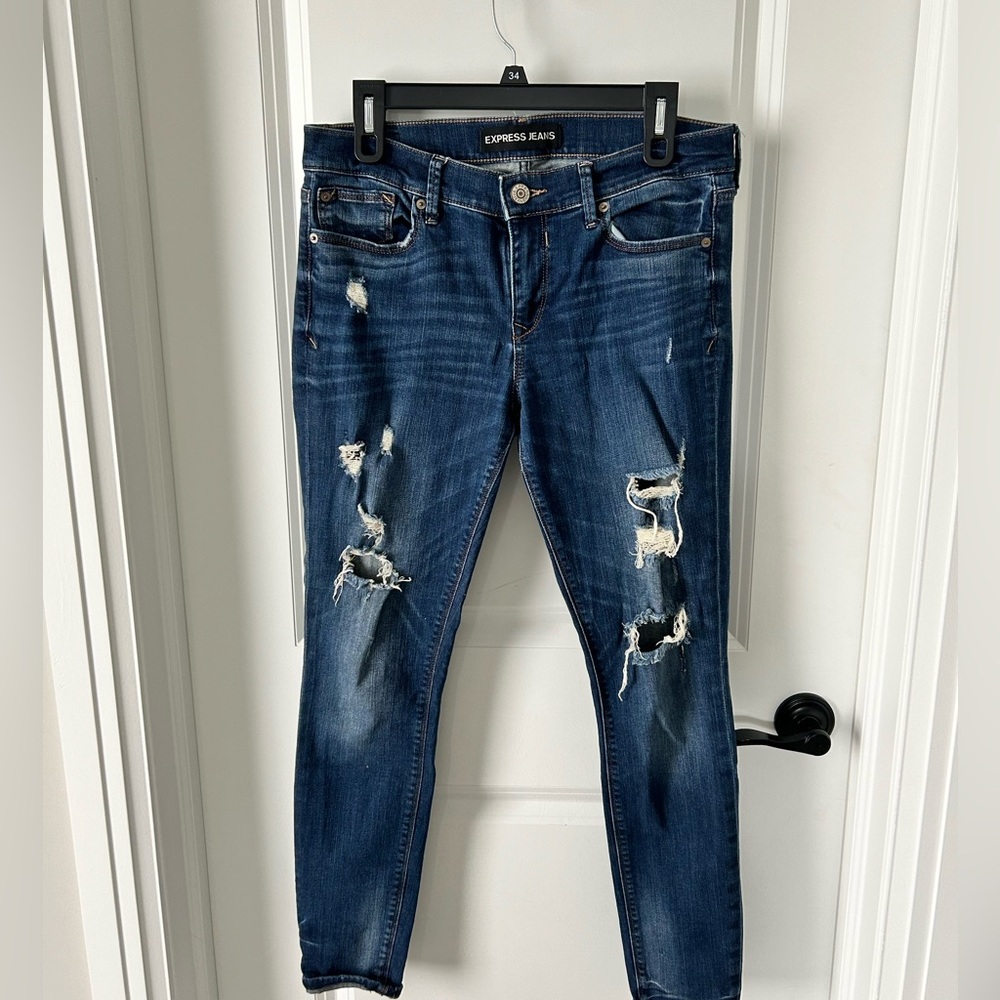 Express stretch ripped jegging.